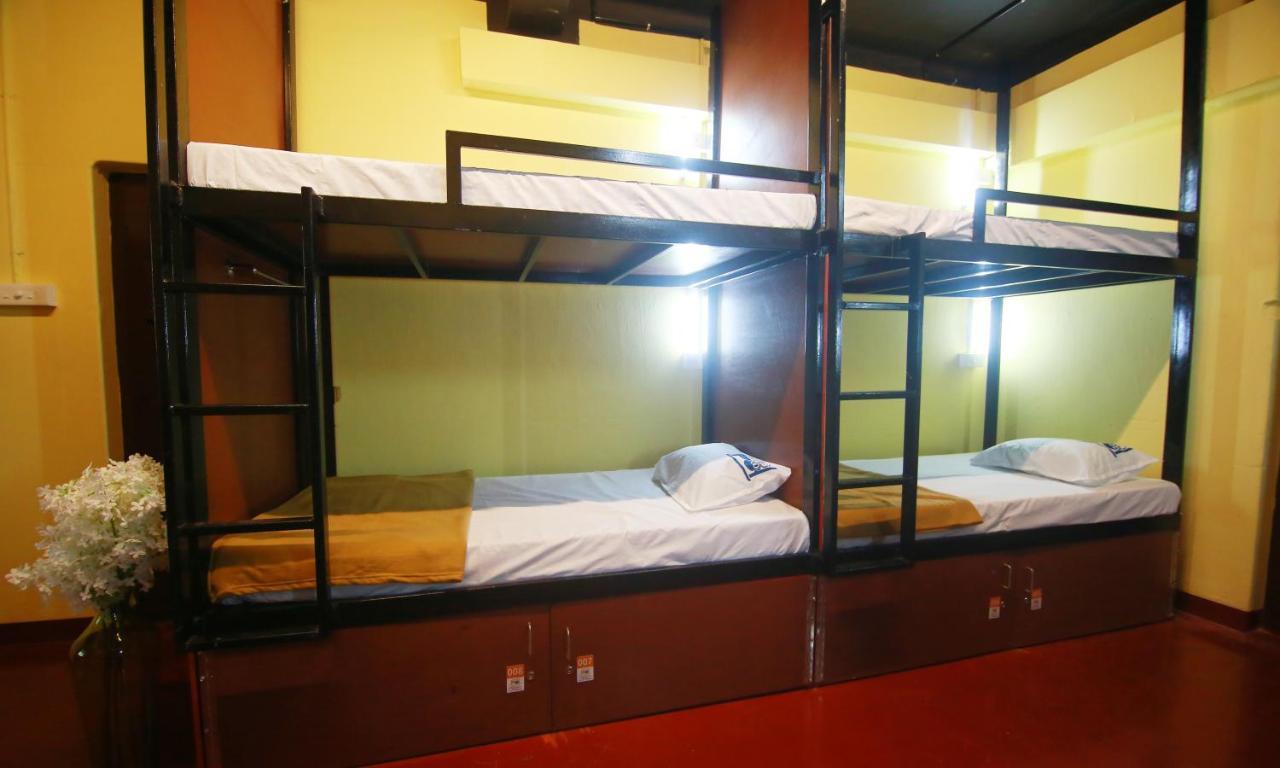 The Metro Pod - Backpackers A/C Dormitory Kochi Eksteriør billede